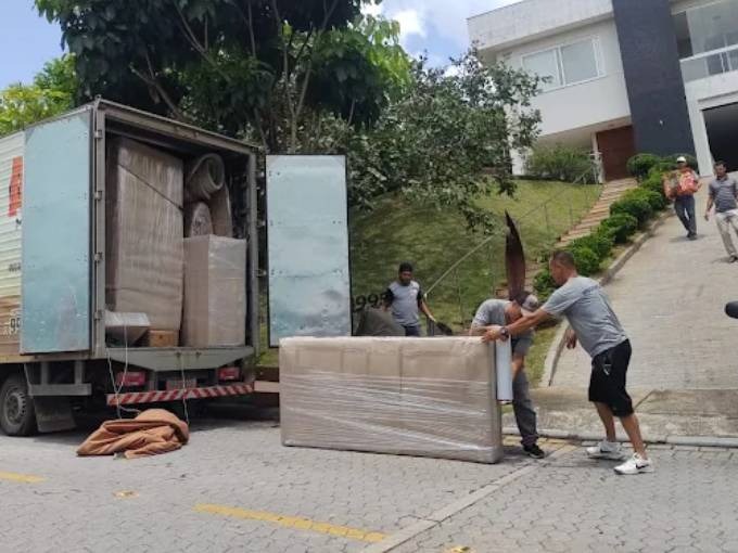 Caminhão de mudança na estrada